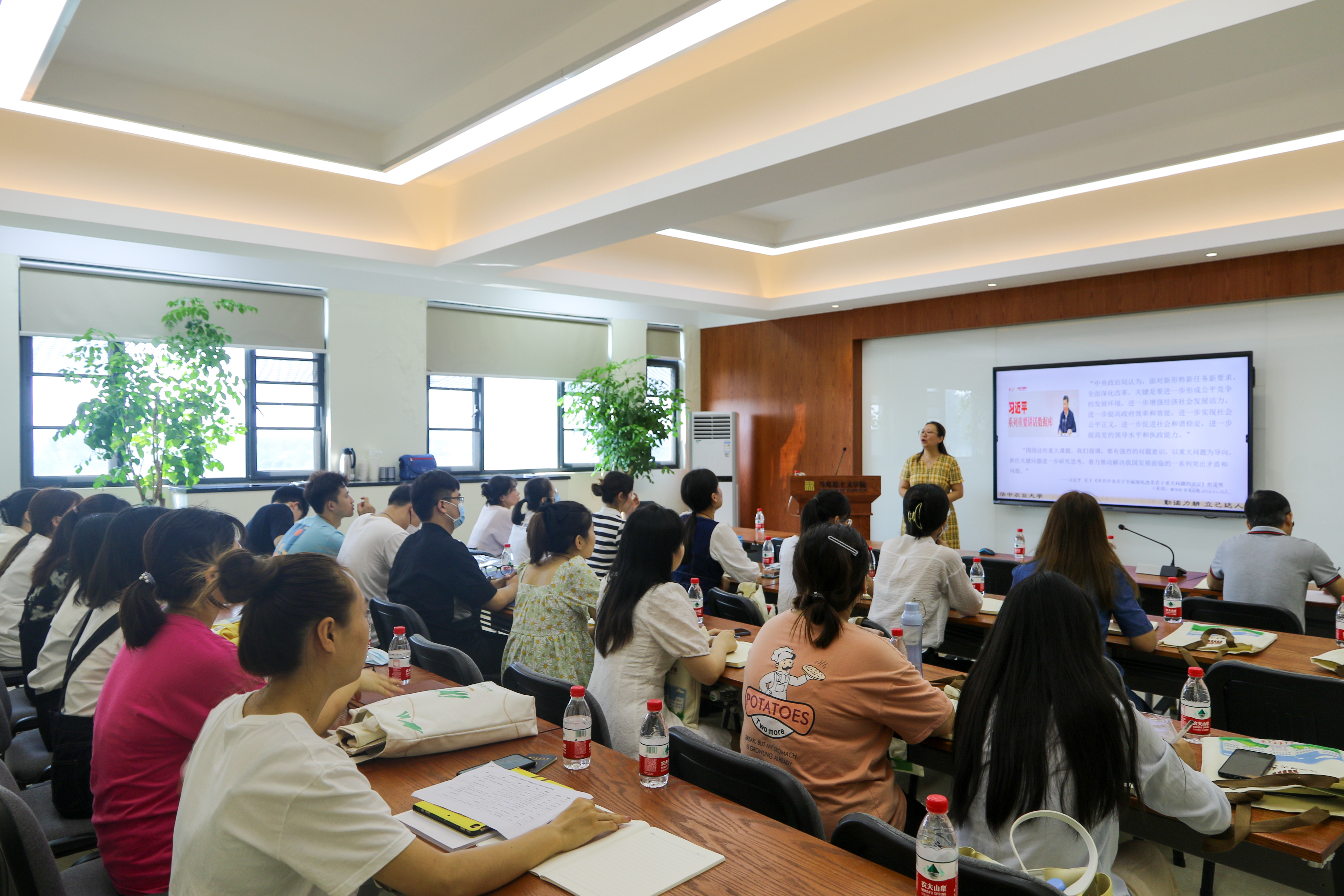 (郭琰老师作"问题意识与马克思主义理论研究生学术能力的思考"学术