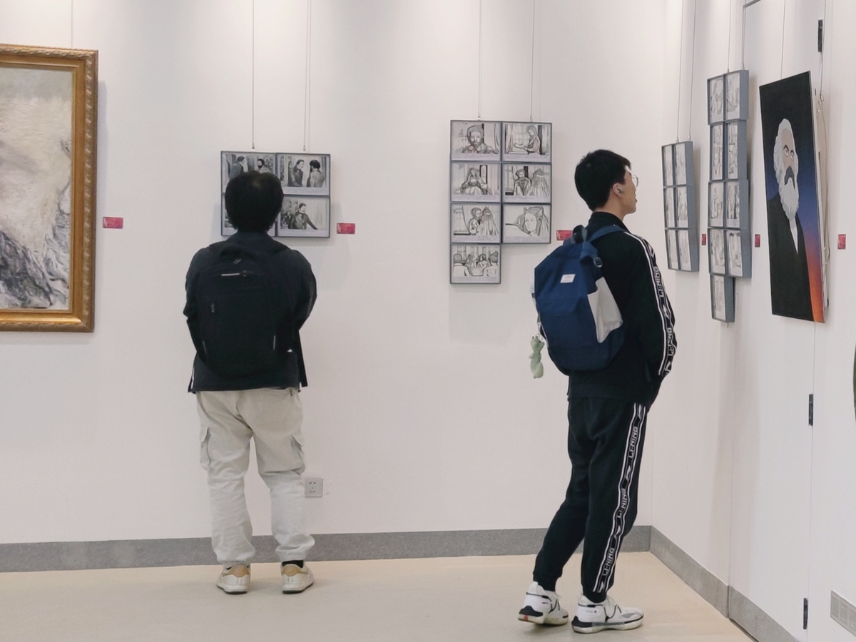 学生在观看 韩慧娇摄