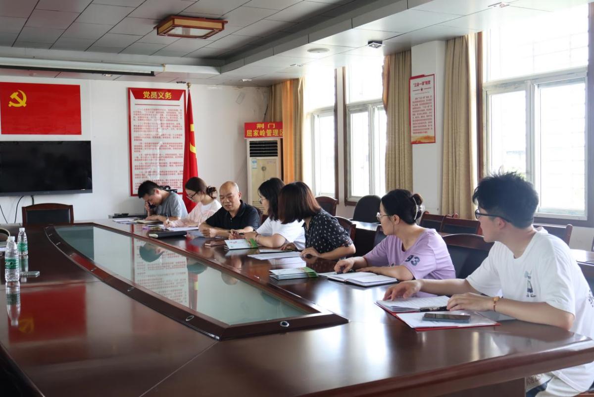 实践团队成员与教育文化和旅游局工作人员访谈(通讯员 易雯雪 摄)