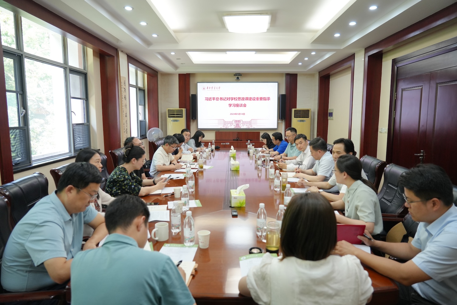 华中农业大学学习习近平总书记对学校思政课建设重要指示座谈会现场(记者 晏华华 摄)