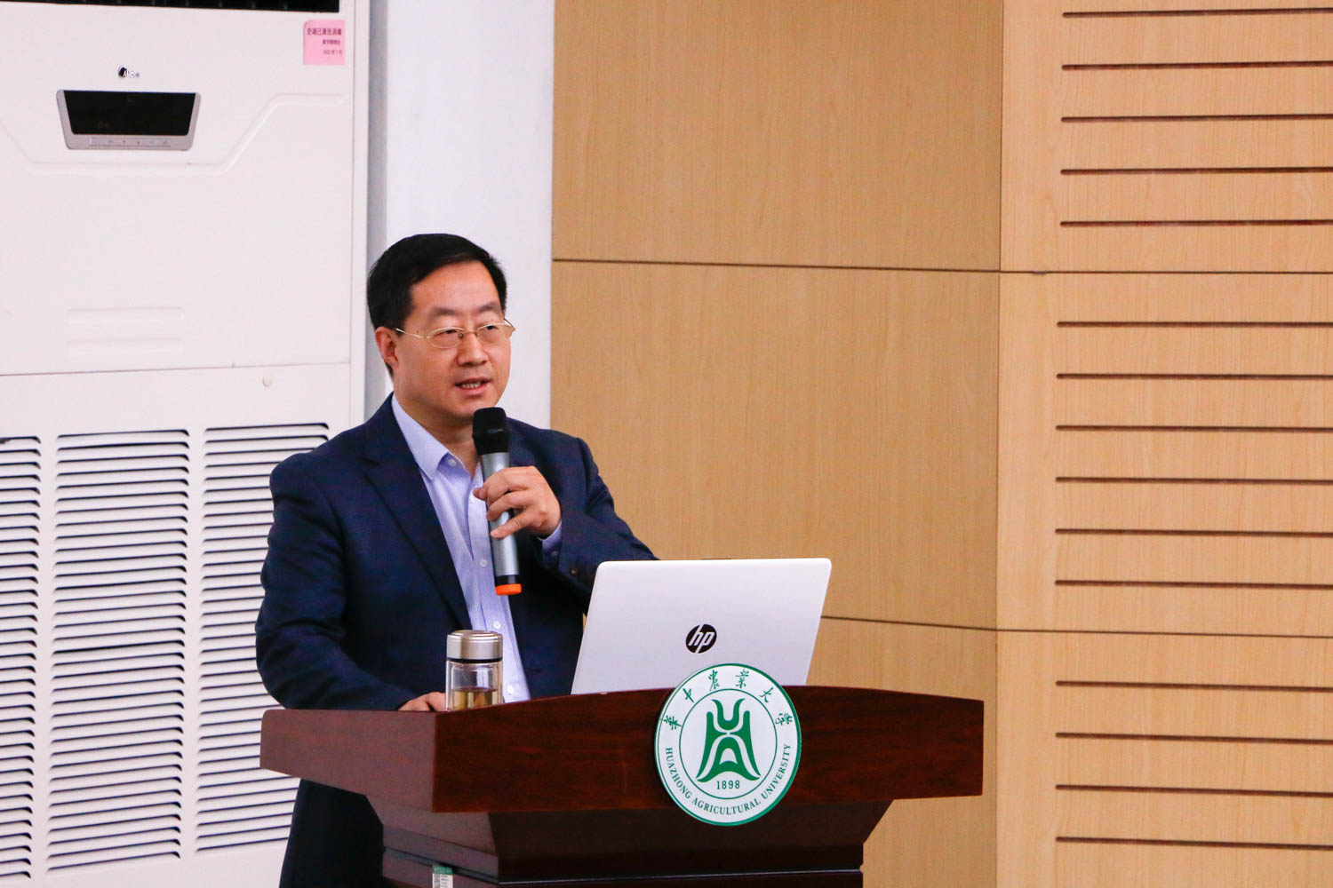 马克思主义学院院长梁伟军作报告(通讯员 周子恒 摄)